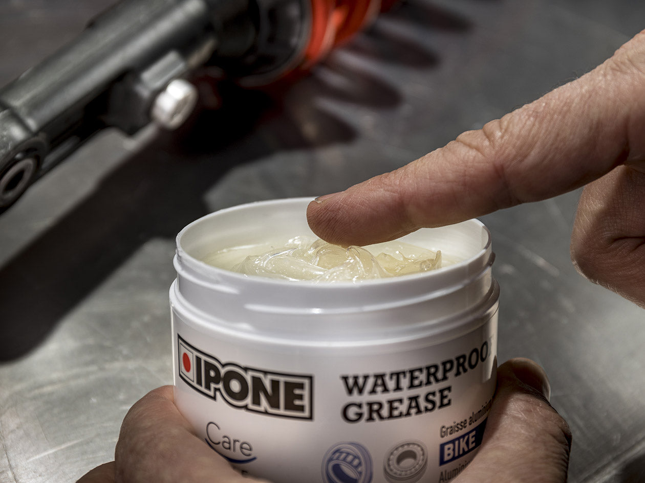 IPONE_WATERPROOF_GREASE_Best_waterproof_grease_for_motorcycles_High-performance_waterproof_grease_Best_grease_for_motorcycle_axles_Waterproof_grease_for_preventing_oxidation_Waterproof_grease_for_heavy-duty_use_Motorcycle_grease_wet_environments_3